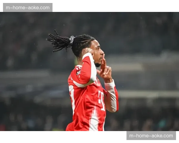 拜仁中场抢断后快速推进 帕夫洛维奇分球奥利塞内切助攻凯恩破门